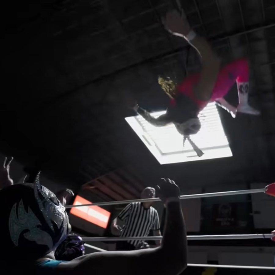 Luchador en el aire durante un gender reveal en el ring de Arena Qro Queretaro