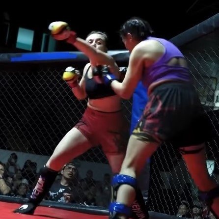 Peleadoras de box y artes marciales mixtas en jaula durante evento de combate en Arena Qro Querétaro