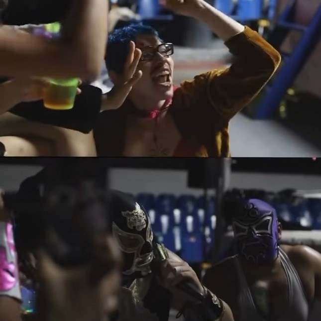 Invitado celebrando con bebidas frente a luchadores enmascarados durante Karaoke PARXA en Arena Qro